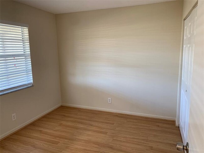 Building Photo - 10038 Twin Lakes Dr