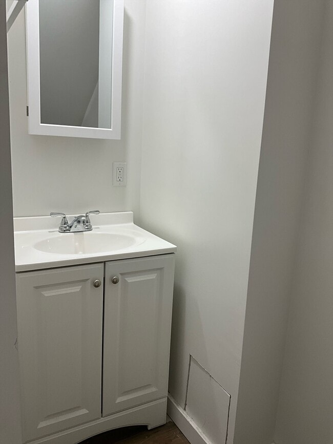 Building Photo - 8 Woodland Ct