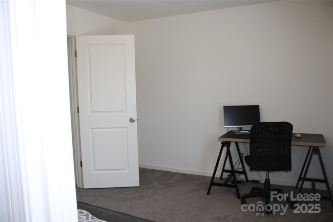 Building Photo - 10207 Holly Park Dr