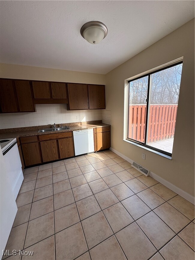 Building Photo - 2398 Echo Valley Dr