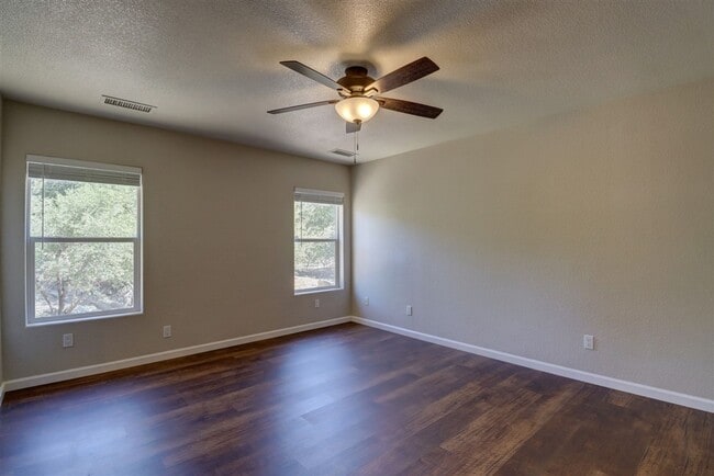 Building Photo - Immaculate 3 bedroom, 2 bath home in Presc...