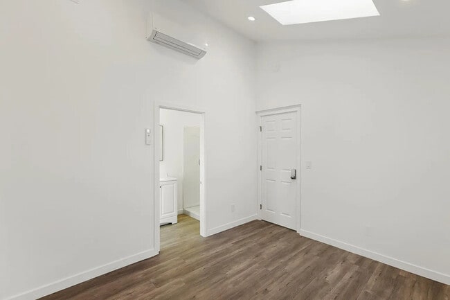 Building Photo - 620 N Cambridge St