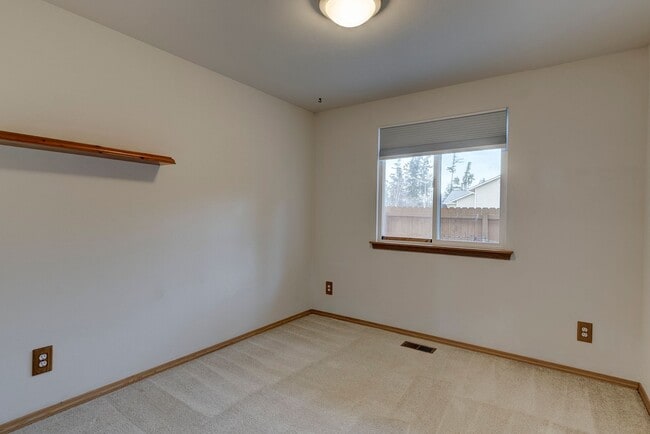 Building Photo - 3 Bedroom 2 Bathroom Home Near Fort Nugent Park!