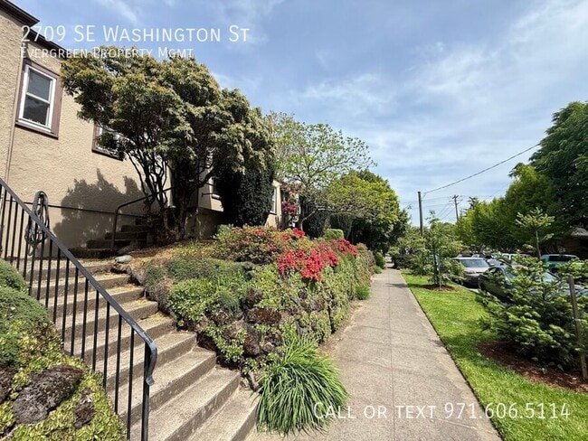 Building Photo - 2709 SE Washington St