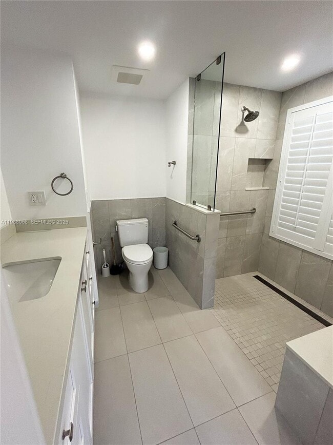 Building Photo - 2504 Alhambra Cir