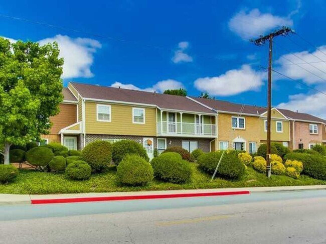 Building Photo - Awesome Townhome w/ 3 bedroom