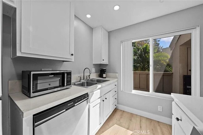 Building Photo - 1340 Cabrillo Park Dr