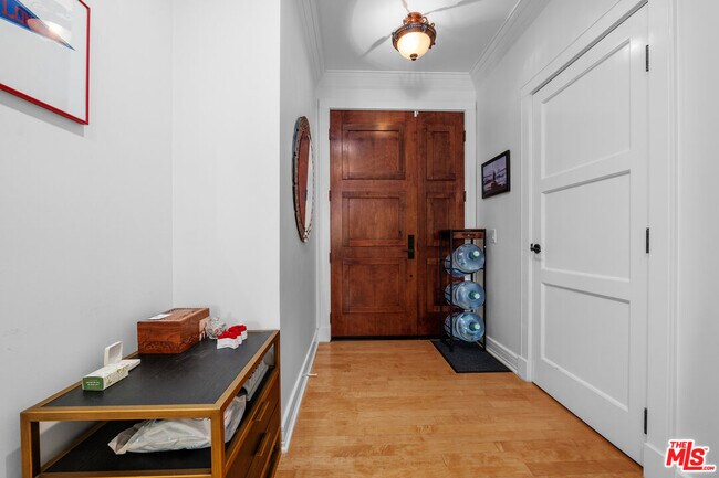 Building Photo - 411 N Oakhurst Dr