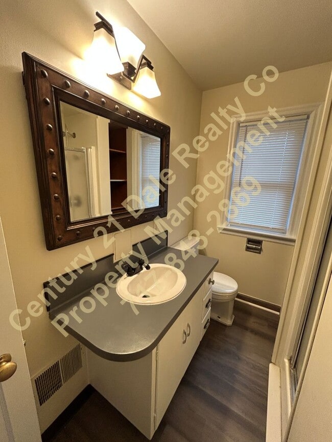 Building Photo - 3 Bedroom 1 Bath Home in West York School District