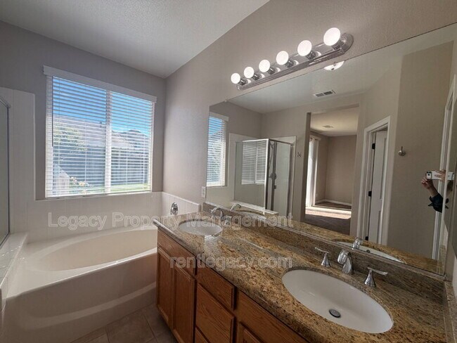 Building Photo - 4711 Summerset Dr