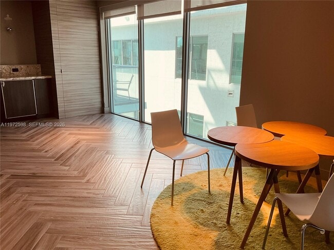 Building Photo - 1600 SW 1st Ave