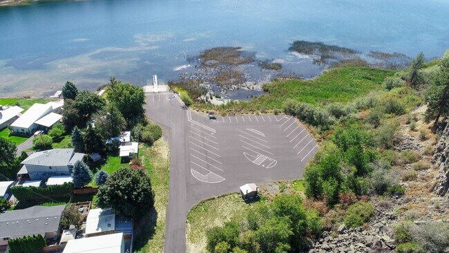 Building Photo - Luxury secondary Lake Property offering 3 beds 2.5 baths and bonus space