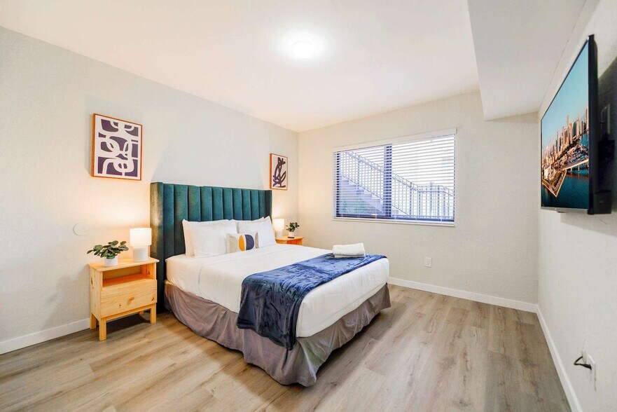 Building Photo - 700 SW 11th Ave