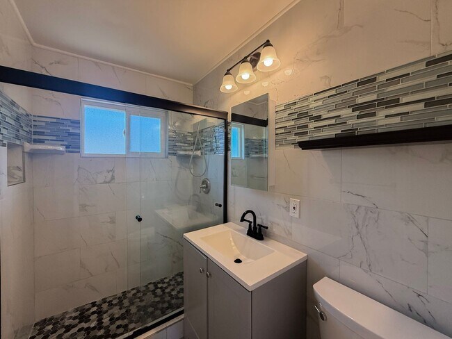 Building Photo - Renovated Triplex with Private Yard, AC, and Parking