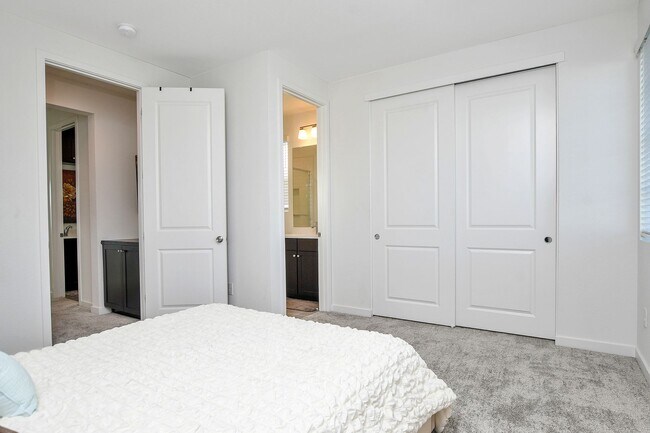 Building Photo - Waterfront Beauty