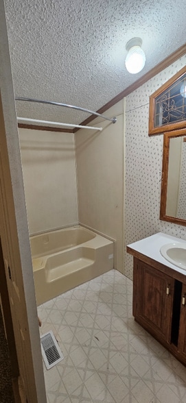 Building Photo - 404 N Washington St