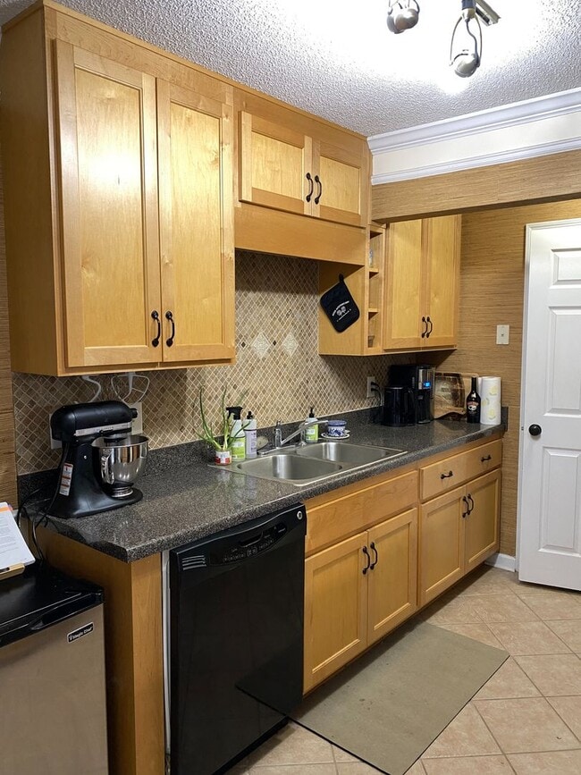 Building Photo - Stunning 2 bed, 2.5 bath townhouse just off the Oconee Connector