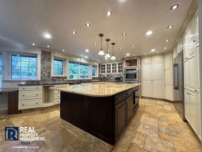 Building Photo - Beautifully Updated 3 Bedroom Rambler!