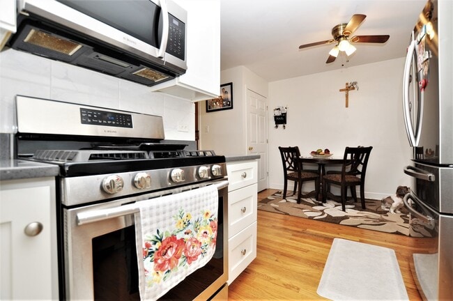 Building Photo - 2639 W Balmoral Ave