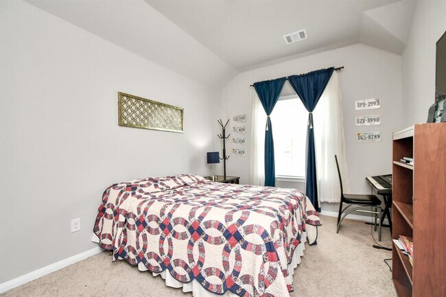 Building Photo - 2832 Madison Dr