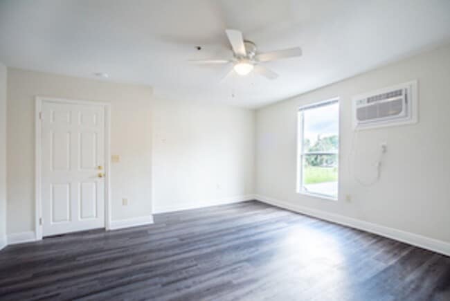 Building Photo - Beautiful Efficiency Apartment in the Heart of Beautiful Umatilla