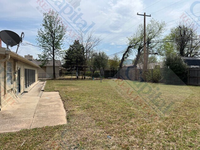 Building Photo - Spacious Home With Classic Charm