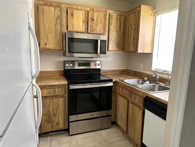 Building Photo - 4240 Pershing Pointe Pl
