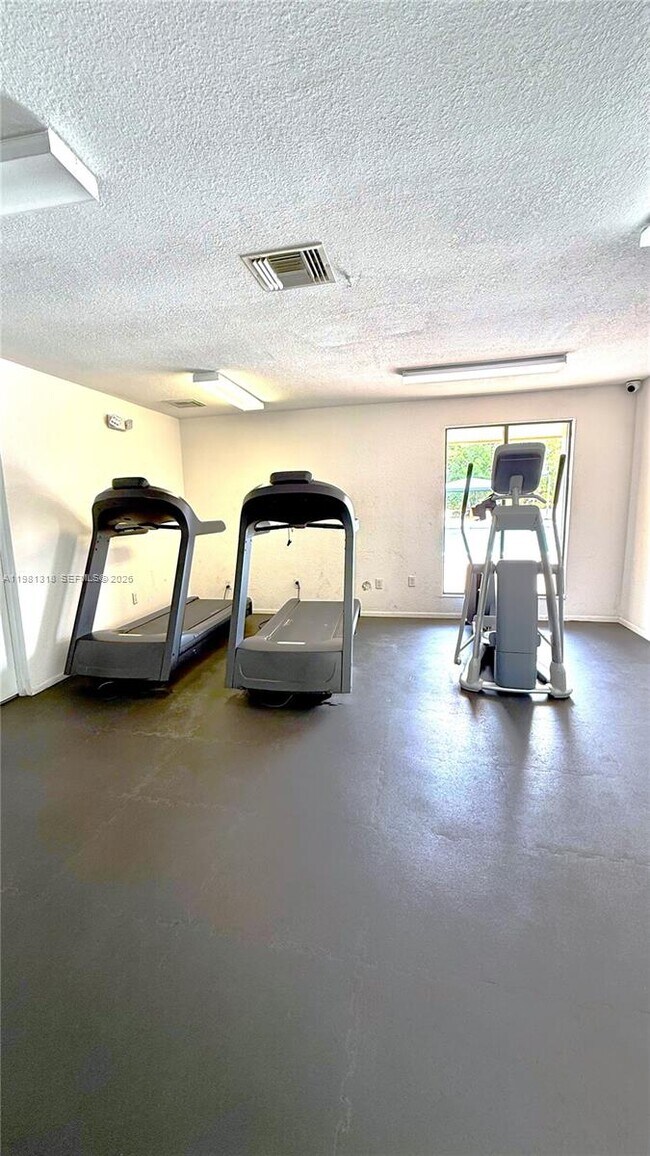 Building Photo - 4174 Inverrary Dr