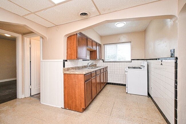 Building Photo - 3042 Percy Ave
