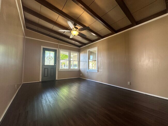 Building Photo - 1312 E Mesquite Ln