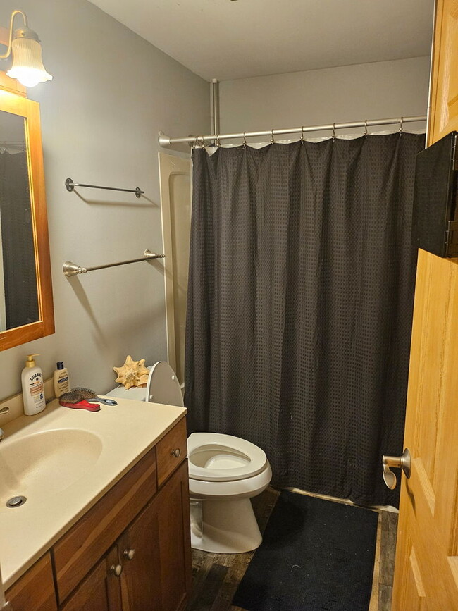Building Photo - 5915 Meadow Dr