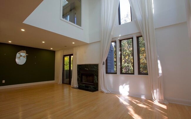 Building Photo - 702 Mainsail Ln