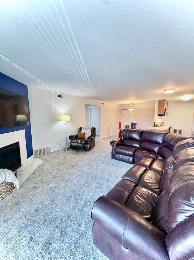 Building Photo - 13085 W Cedar Dr