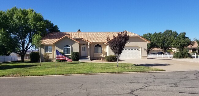 Primary Photo - 304 W Mariposa Dr