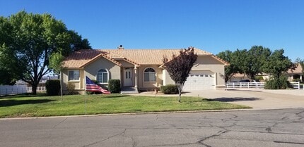 Building Photo - 304 W Mariposa Dr