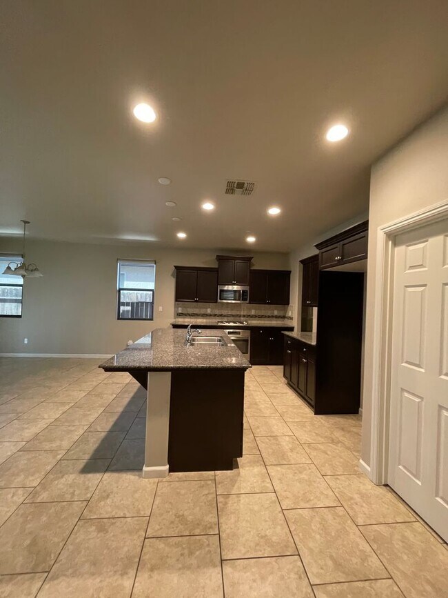 Building Photo - Lovely Clovis home, coming soon!