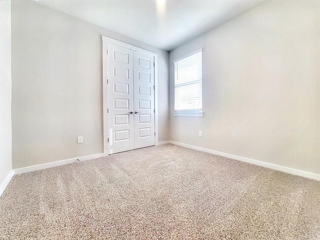 Building Photo - 2000 Wilsons Warbler Dr