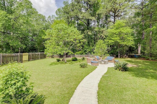 Building Photo - Stunning 4 Bed, 3 Bath Home with Pool in E...