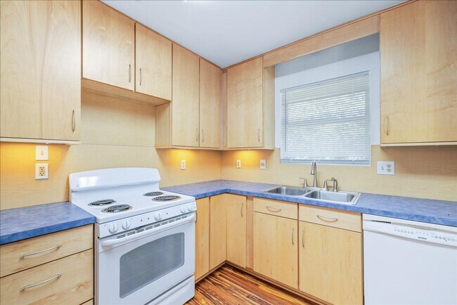 Building Photo - 202 Juniper Dr