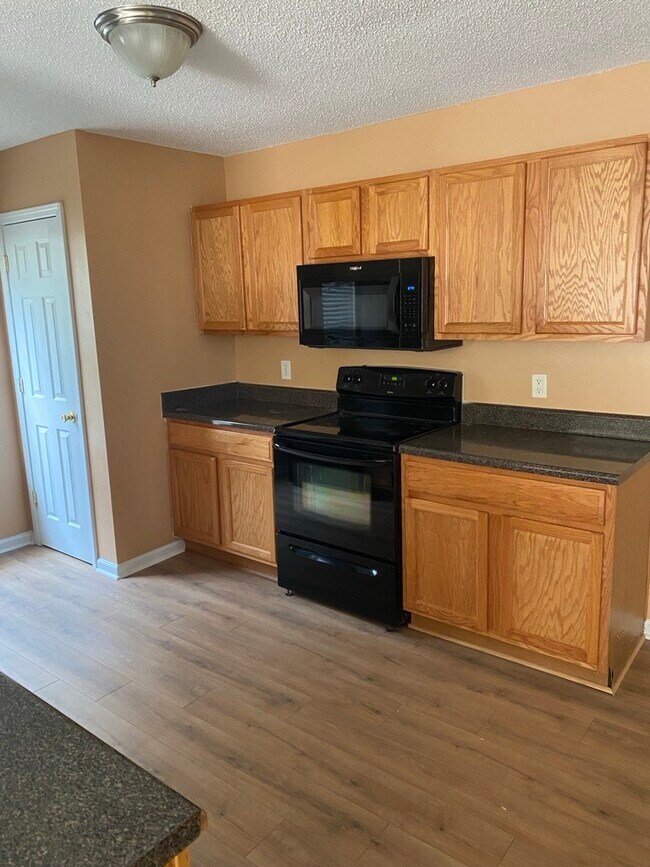 Building Photo - 113 Chatham Trace