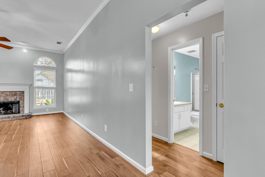 Hallway to Bedroom 2& 3 - 12 Hopeland Dr