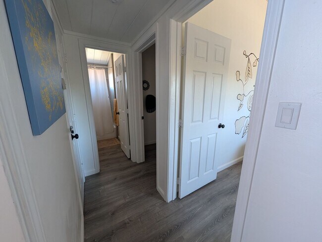 Building Photo - Adorable 2 bedroom 1 bathroom home *** FIRST MONTH DISCOUNTED RENT**