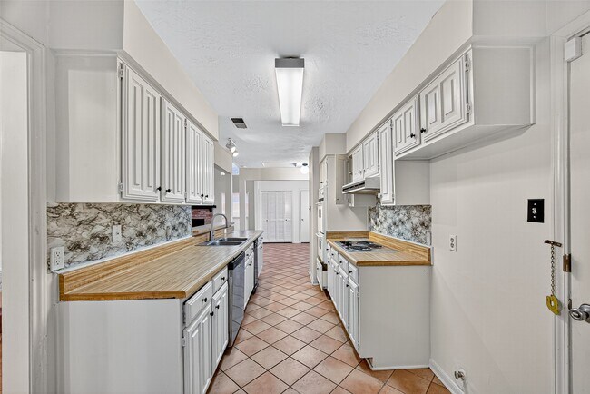 Building Photo - 812 Fleetwood Pl Dr