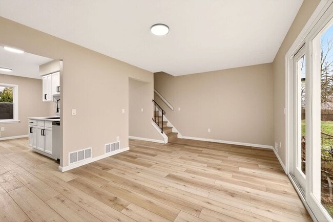 Building Photo - 14 Elm St