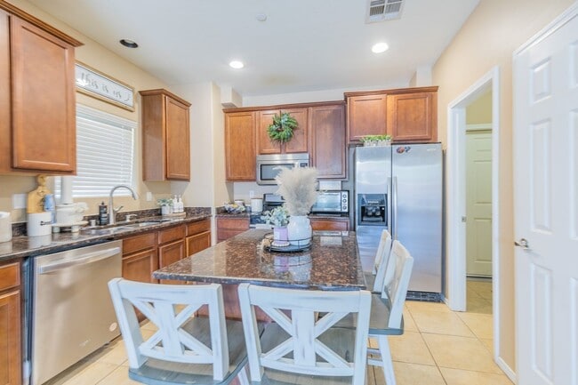 Building Photo - Conveniently located 3 Bedroom, 2 bath wit...