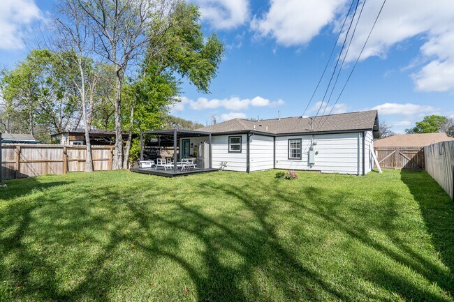 Building Photo - 810 Jerry St