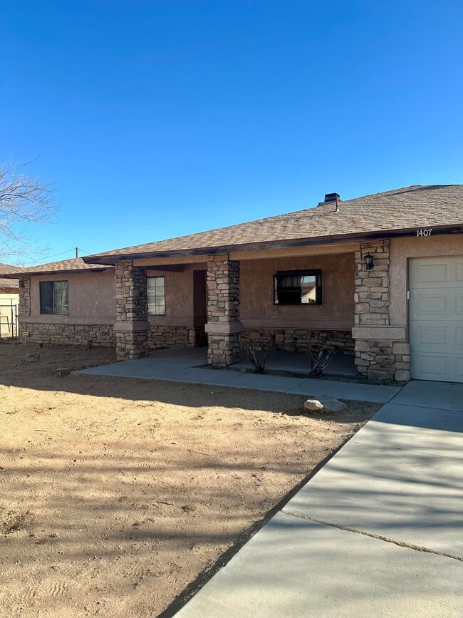 Building Photo - 3 BEDROOM APPLE VALLEY HOME