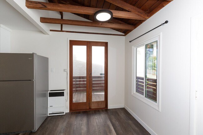 Building Photo - 1 bed, 1 bath - South Mission Hills neighborhood