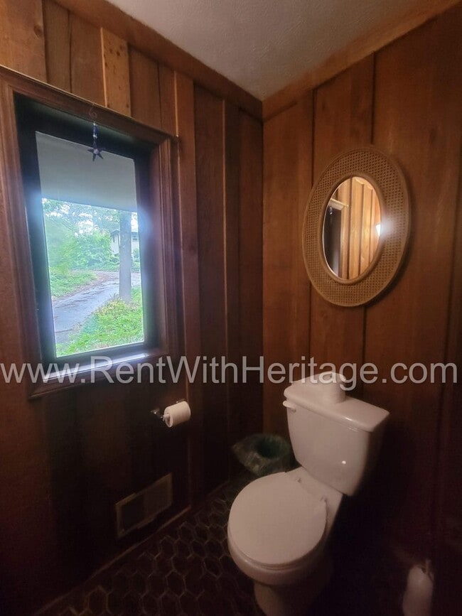 Building Photo - Charming Cabin Style Home on 1.3 Acres / F...