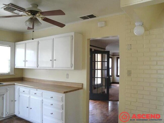 Building Photo - Charming 3BD/1BA Home in Northeast Bakersfield — Brick Fireplace, Prime Location!
